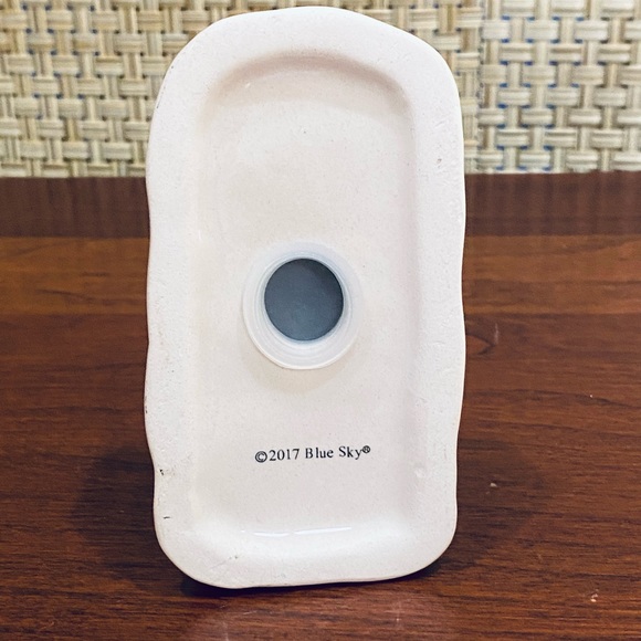 🎄🌟HP🌟NWOB Set Christmas Red Truck & Barn Ceramic Salt & Pepper Shakers - Picture 6 of 7